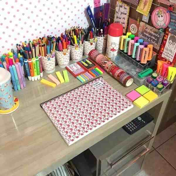 Letisztult íróasztal rendezett tárgyakkal